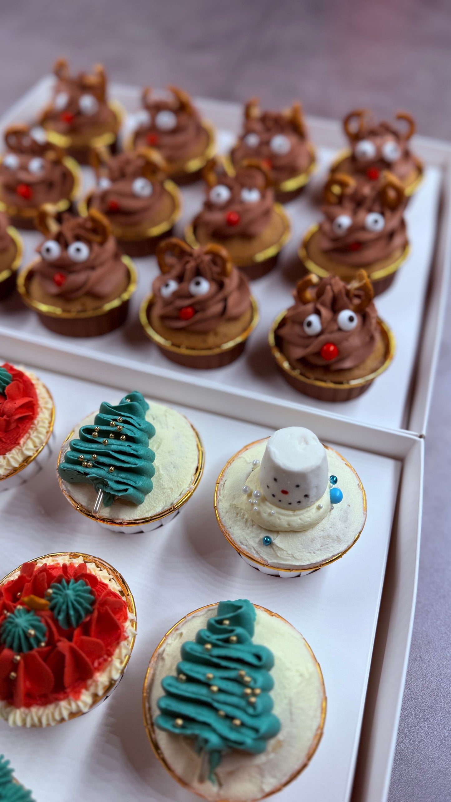 Deluxe Christmas Cupcakes x24